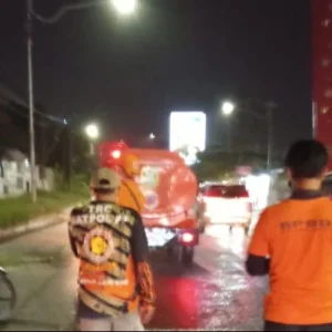 Walikota Bandar Lampung Kerahkan Satgas Bersihkan Abu Anak Krakatau Setiap Tiga Jam