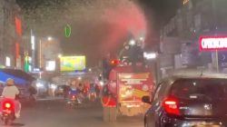 Debu Vulkanik Dikeluhkan Warga, 7 Armada Semprot Jalan Protokol Bandar Lampung