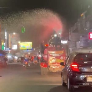 Debu Vulkanik Dikeluhkan Warga, 7 Armada Semprot Jalan Protokol Bandar Lampung