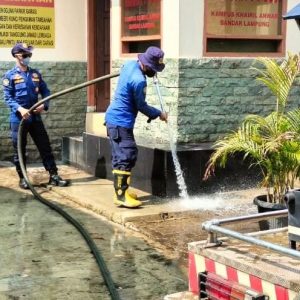 Abu Anak Krakatau Sampai Bandar Lampung, Damkarmat Semprot Sekolah hingga Tempat Ibadah