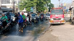 Tumpahan Minyak Bikin Jalan Urip Sumoharjo Licin, Polisi dan Damkar Turun Tangan