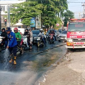 Tumpahan Minyak Bikin Jalan Urip Sumoharjo Licin, Polisi dan Damkar Turun Tangan