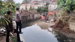 Antisipasi Banjir, Satgas Gabungan Bersihkan dan Keruk Sungai Way Awi-Way Balau