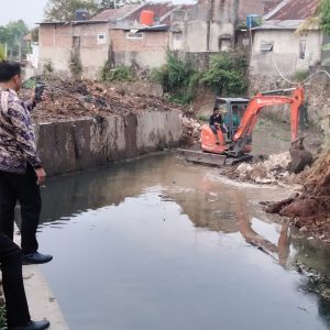 Antisipasi Banjir, Satgas Gabungan Bersihkan dan Keruk Sungai Way Awi-Way Balau